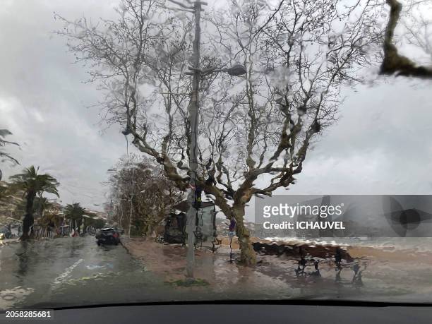 strong rain through the windscreen, - rainwater basin stock pictures, royalty-free photos & images