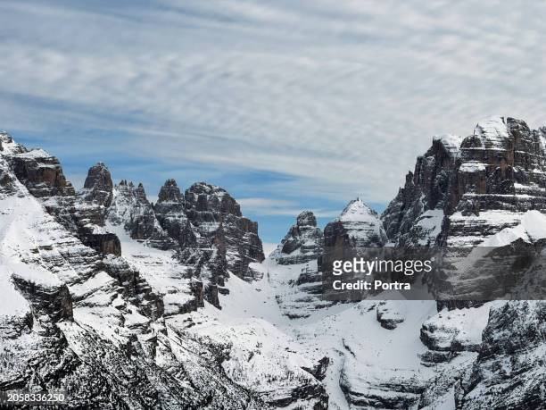 towering snowcapped mountains against cloudy sky - icefall stock pictures, royalty-free photos & images