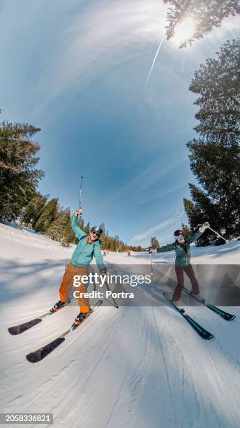happy mature couple enjoying skiing at ski resort - casal-de-verdade imagens e fotografias de stock