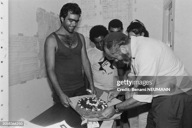 Meir Kahane célébrant le succès du parti Kach aux élections générales israéliennes, le 24 juillet 1984.