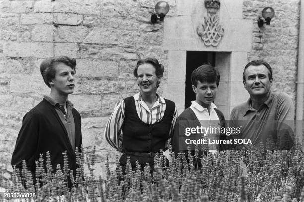 Margrethe II du Danemark en vacances au château de Caïx avec son époux, Henri, et leurs films Frederik et Joachim, le 9 août 1984.