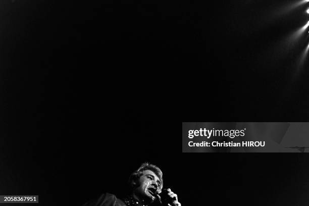 Johnny Hallyday sur scène, dans les années 1960.