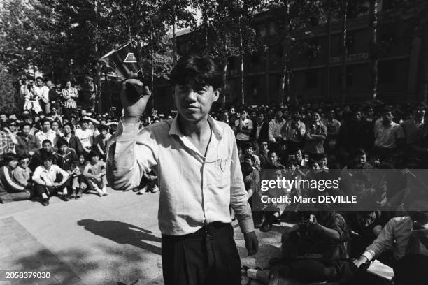 Wuer Kaixi dans une assemblée générale du mouvement étudiant de la place Tian'anmen sur le campus de l'université de Pékin, en mai 1989.