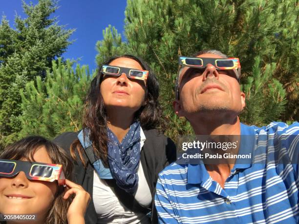 padre, madre e figlia, famiglia, osservazione, eclissi solare, con, occhiali speciali, in, uno, parco - eclipse foto e immagini stock