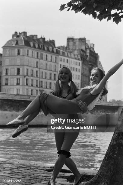 Geneviève Grad et Mireille Nègre dansant au bord de la Seine à Paris, en juin 1966.