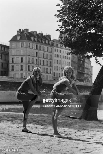 Geneviève Grad et Mireille Nègre dansant au bord de la Seine à Paris, en juin 1966.