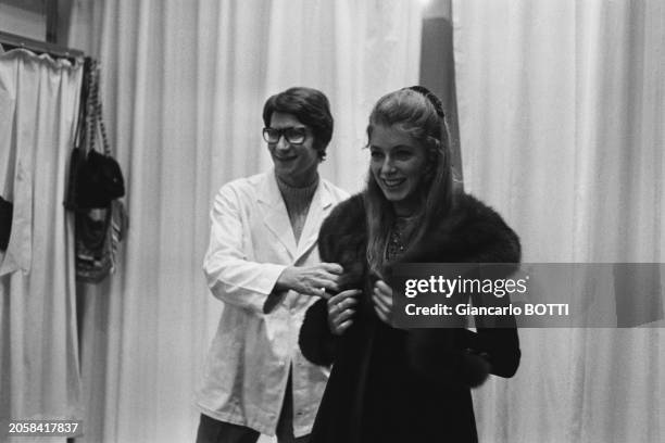 Yves Saint Laurent faisant essayer ses robes à Joanna Shimkus, en novembre 1967.