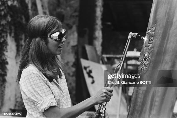Joanna Shimkus faisant de la soudure dans l'atelier de sculpture de Joséphine Chevry, en août 1966.