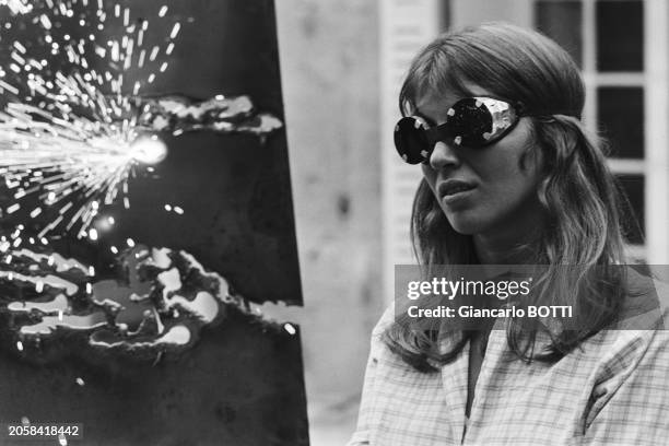 Joanna Shimkus faisant de la soudure dans l'atelier de sculpture de Joséphine Chevry, en août 1966.