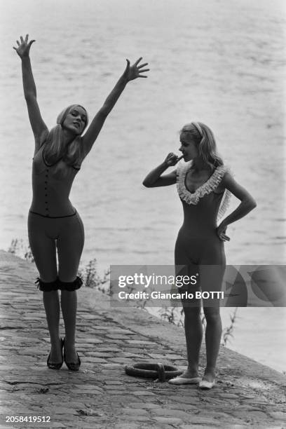 Geneviève Grad et Mireille Nègre dansant au bord de la Seine à Paris, en juin 1966.