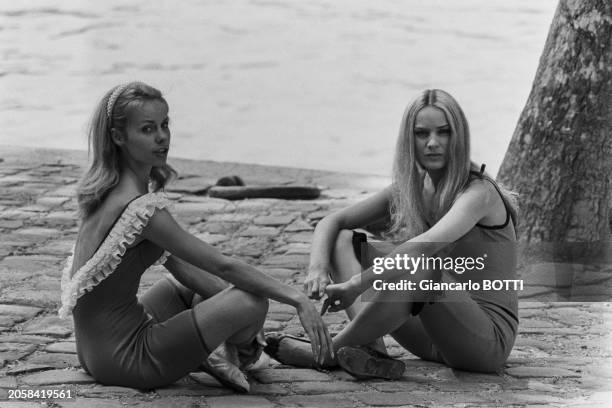 Geneviève Grad et Mireille Nègre dansant au bord de la Seine à Paris, en juin 1966.