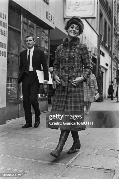 Geneviève Grad posant pour une marque de mode dans la rue à Paris, en mai 1967.