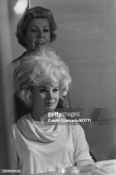 Carroll Baker portant une perruque pour une séance de photos dans le salon de coiffure Carita à Paris, dans les années 1960.