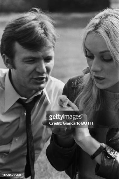 Ricet Barrier et Geneviève Grad sur le plateau de l'émission 'Saturnin le canard', en septembre 1966.