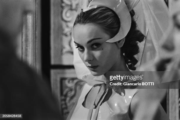 Geneviève Grad sur le tournage de l'épisode 'Riquet à la houppe' de la série 'Si Perrault m'était conté', en janvier 1966.