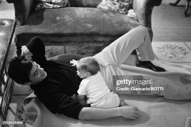 Alain Delon avec son fils Anthony, en 1965.