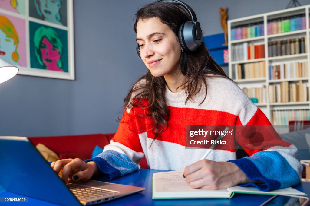 Fokussiert und Inhalt: Frau, die von zu Hause aus arbeitet