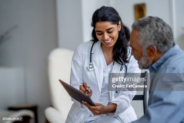 cita de atención domiciliaria para personas mayores - medicare fotografías e imágenes de stock