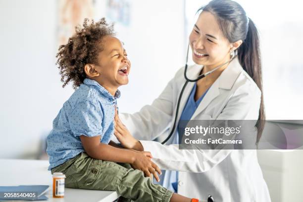 cita médica para niños - trabajador-sanitario fotografías e imágenes de stock