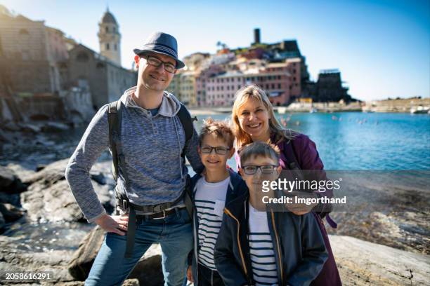 tourist family sightseeing vernazza in cinque terre, italy - italien familie stock-fotos und bilder