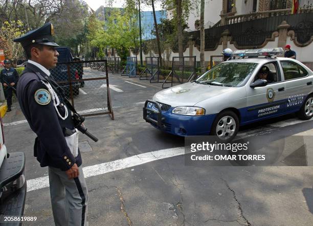 Miembros de la policia mexicana custodian la calle donde se encuentra la sede de le embajada de España en México luego de una falsa amenaza de bomba...