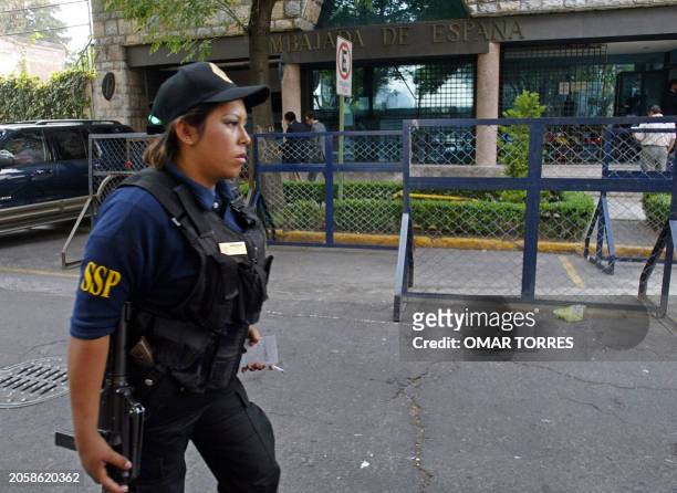 Miembros de la policia mexicana custodian la entrada de la embajada de España en México luego de una falsa amenaza de bomba que generó una fuerte...