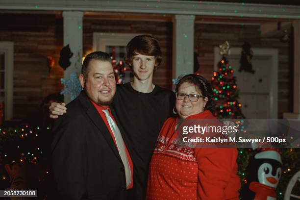 portrait of happy couple celebrating son and love during christmas holidays,paris,tennessee,united states,usa - all love is equal fotos in paris stockfoto's en -beelden