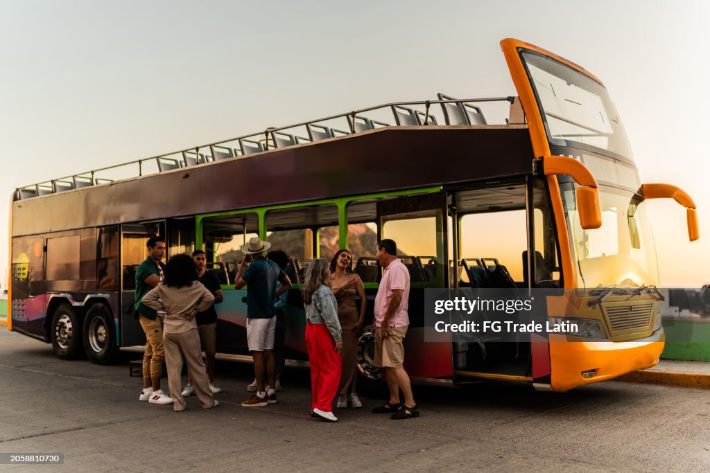 Turista hablando junto al autobús turístico al aire libre