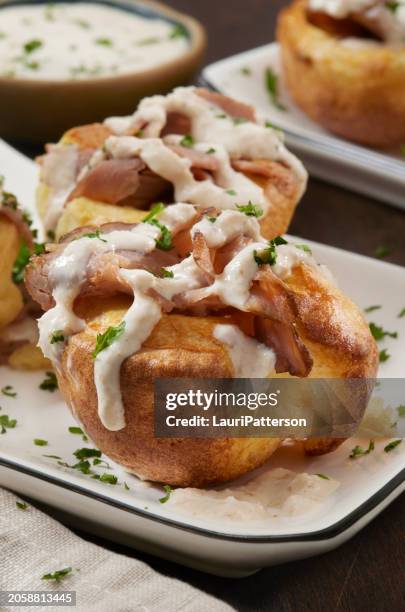 mini pudín de yorkshire relleno de rosbif - plato-de-aperitivos fotografías e imágenes de stock