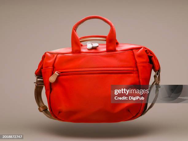 elegant red handbag on a neutral background - lanière objet manufacturé photos et images de collection