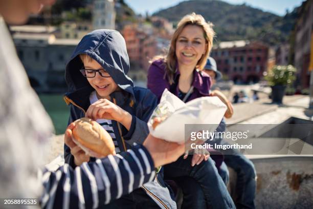 tourist family sightseeing vernazza in cinque terre, italy - panini stock pictures, royalty-free photos & images
