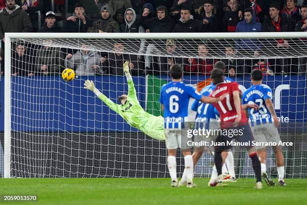 Ante Budimir of CA Osasuna scores his team's first goal during the LaLiga EA Sports match between CA Osasuna and Deportivo Alaves at Estadio El Sadar...