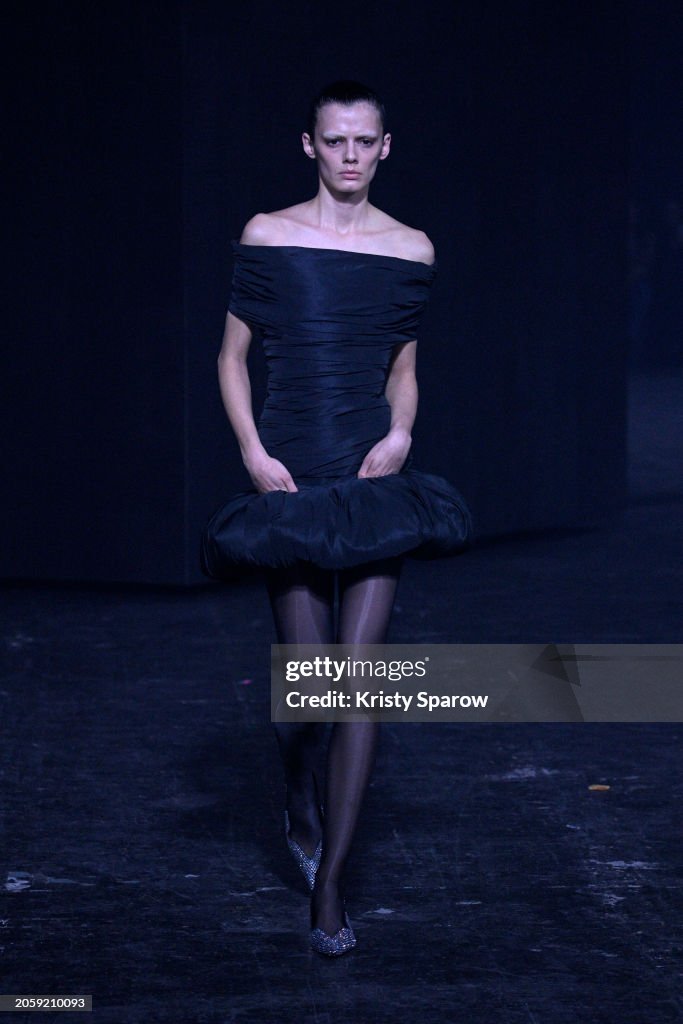 Coperni : Runway - Paris Fashion Week - Womenswear Fall/Winter 2024-2025