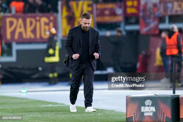 Daniele De Rossi head coach of AS Roma celebrates after Gianluca Mancini of AS Roma scored third goal during the UEFA Europa Round of 16 first leg...