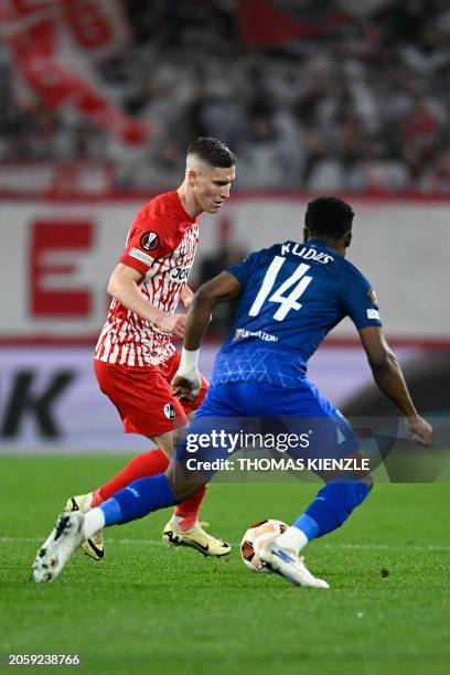 Freiburg's Hungarian midfielder Roland Sallai and West Ham's Ghanaian forward Mohammed Kudus vie for the ball during the UEFA Europa League round of...