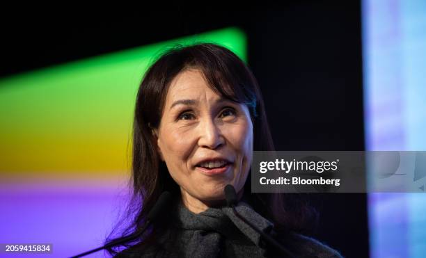 Daisy Ho 36.414 Persuasión Stock Photos, High-Res Pictures, and Images - Getty ...