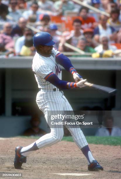 Steve Henderson of the New York Mets bats against the Atlanta Braves during a Major League Baseball game circa 1980 at Shea Stadium in the Queens...