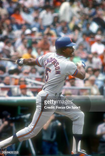 Steve Henderson of the New York Mets bats against the Philadelphia Phillies during a Major League Baseball game circa 1980 at Veterans Stadium in...