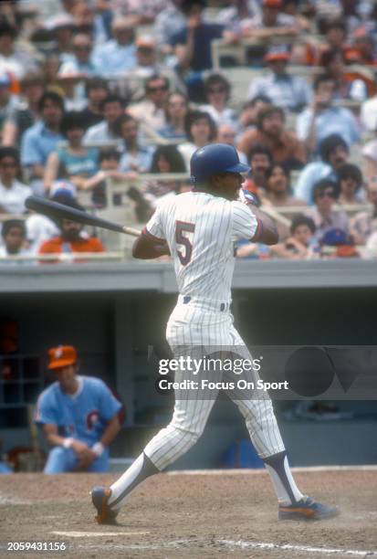 Steve Henderson of the New York Mets bats against the Philadelphia Phillies during a Major League Baseball game circa 1980 at Shea Stadium in the...