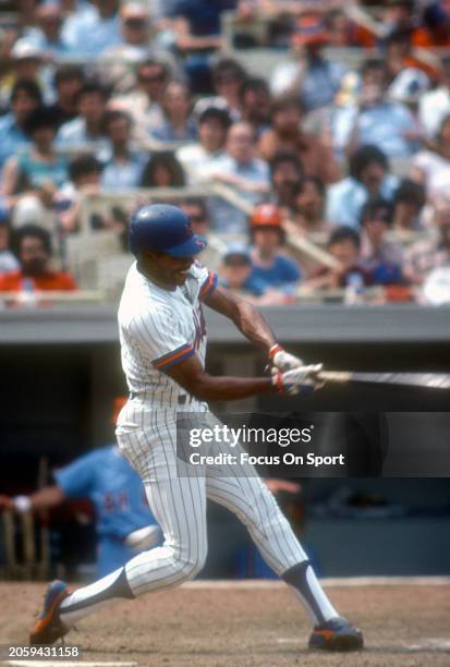 Steve Henderson of the New York Mets bats against the Philadelphia Phillies during a Major League Baseball game circa 1980 at Shea Stadium in the...