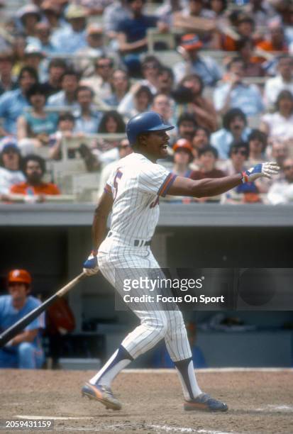 Steve Henderson of the New York Mets bats against the Philadelphia Phillies during a Major League Baseball game circa 1980 at Shea Stadium in the...