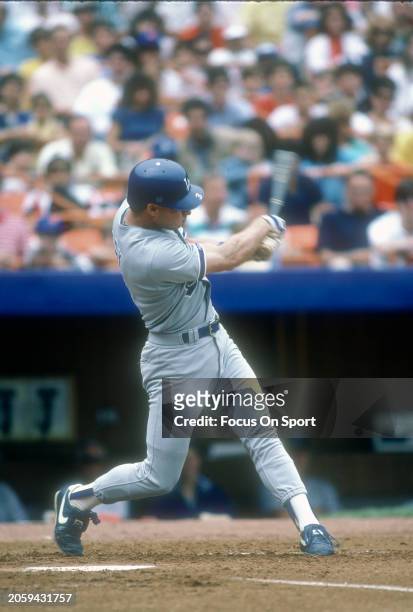 Steve Sax of the Los Angeles Dodgers bats against the New York Mets during a Major League Baseball game circa 1987 at Shea Stadium in the Queens...