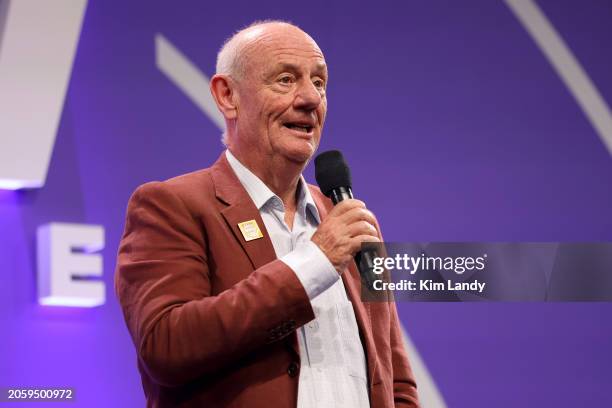 Tim Costello 53 Tim Costello Chats Photos & High Res Pictures - Getty Images