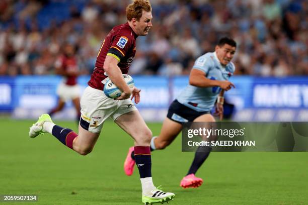 Highlanders' Rhys Patchell runs with the ball for a successful try during the Super Rugby match between the NSW Waratahs and the Highlanders in...