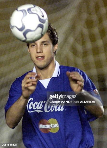 Goalie Fabian Carini of the Uruguayan soccer team exercises during a training session in Rio de Janeiro 27 June, 2000. El arquero de la seleccion...