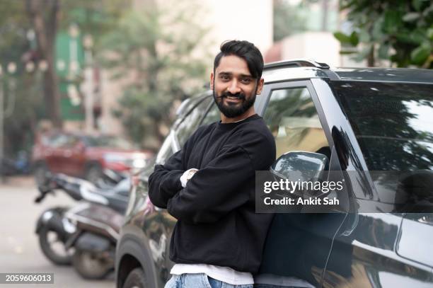 l'uomo si trova davanti alla sua nuova auto - foto stock - luomo e la macchina foto e immagini stock