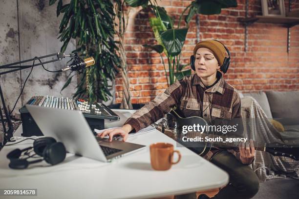 musikerin und produzentin, die einen song aufnimmt - akustikgitarre stock-fotos und bilder