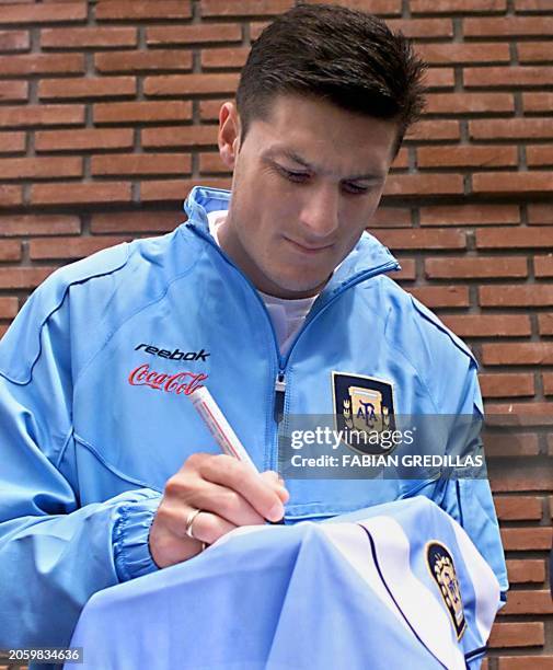 Argentine soccer player Javier Zanetti signs a shirt in Buenos Aires 05 October 2001. Javier Zanetti, de la seleccion argentina de futbol, firma un...