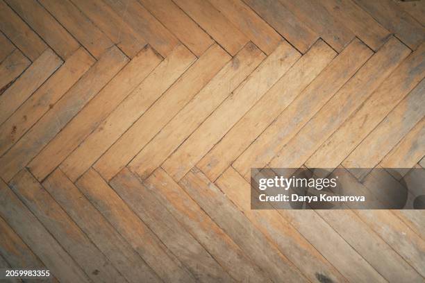herringbone parquet, old floor in the house, retro style, background with copy space. - parket stockfoto's en -beelden