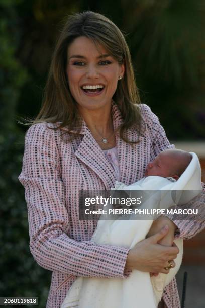 Spain's Princess Letizia leaves the Ruber Clinic in Madrid holding her new-born daughter Sofia, 04 May 2007. Princess Letizia gave birth last Sunday...
